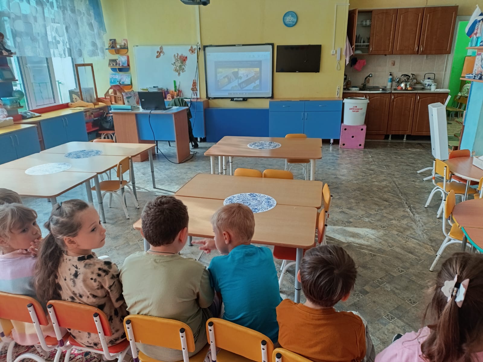 Изучение правил дорожного движения.