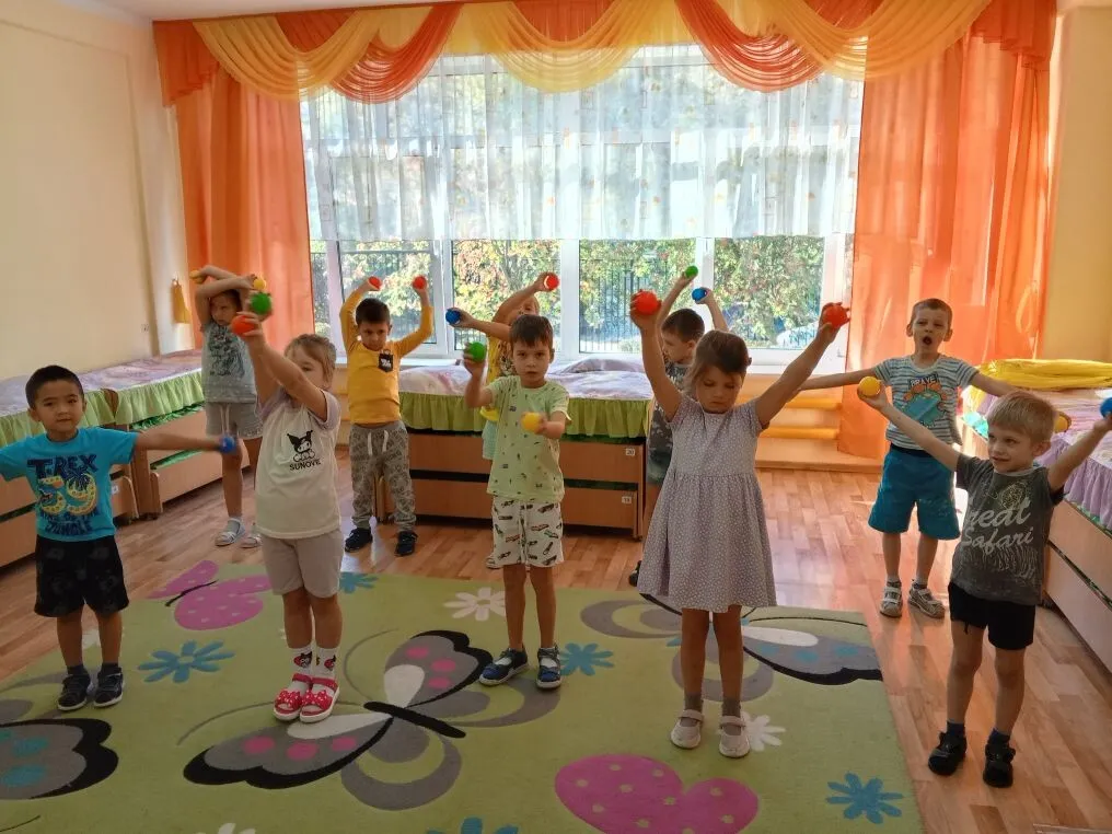 Наше утро начинается с зарядки.