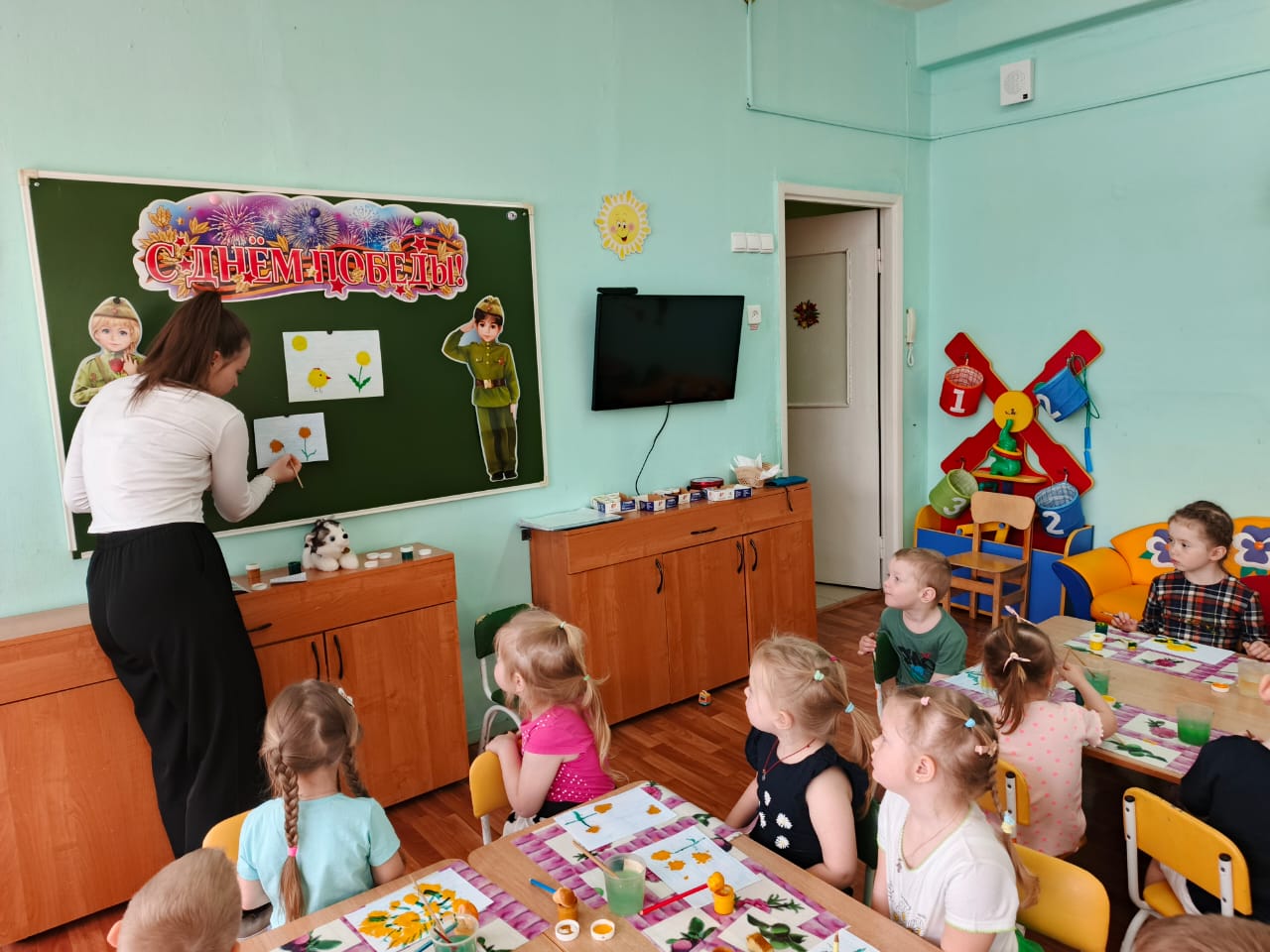 Цыплята и одуванчики.