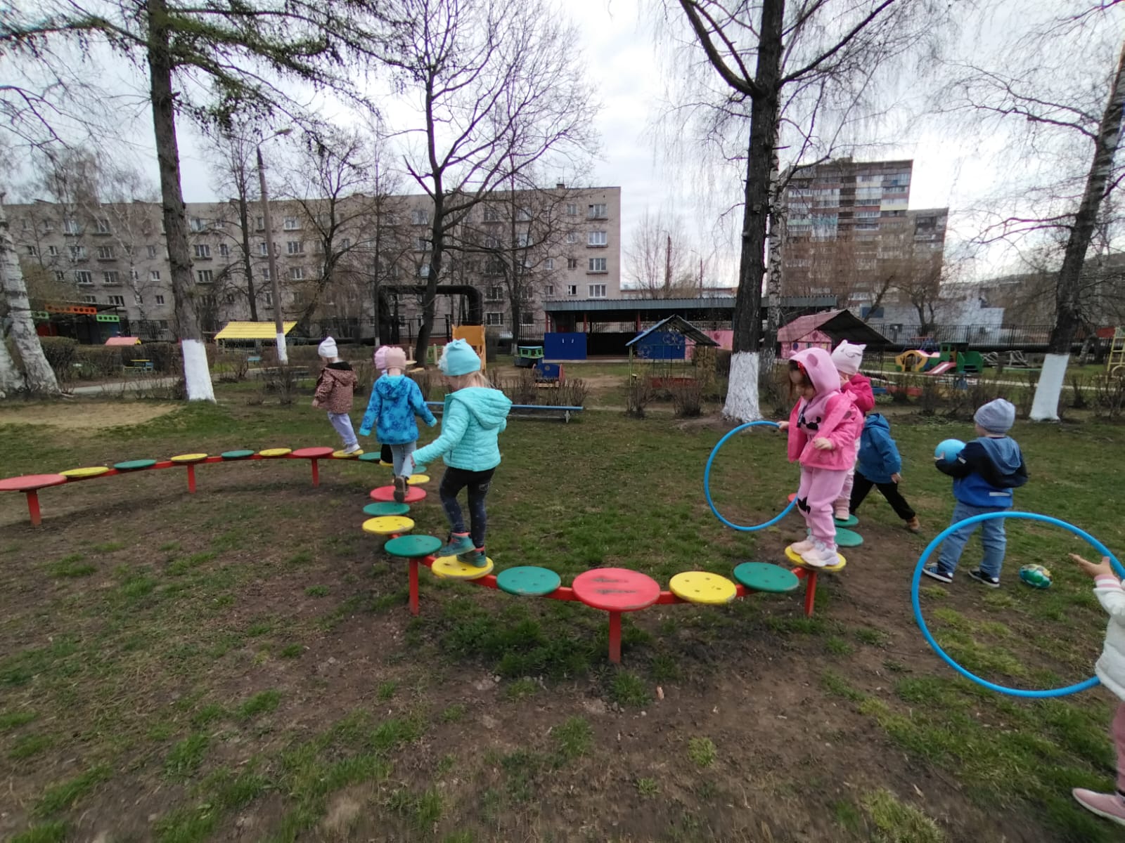 Веселые старты на прогулке.