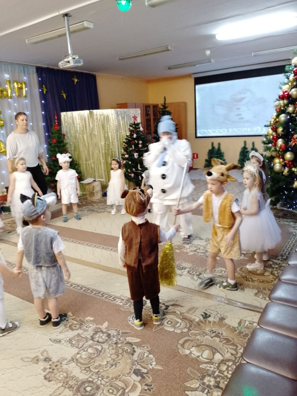 Новогодний утренник «Снеговик в гостях у ребят».