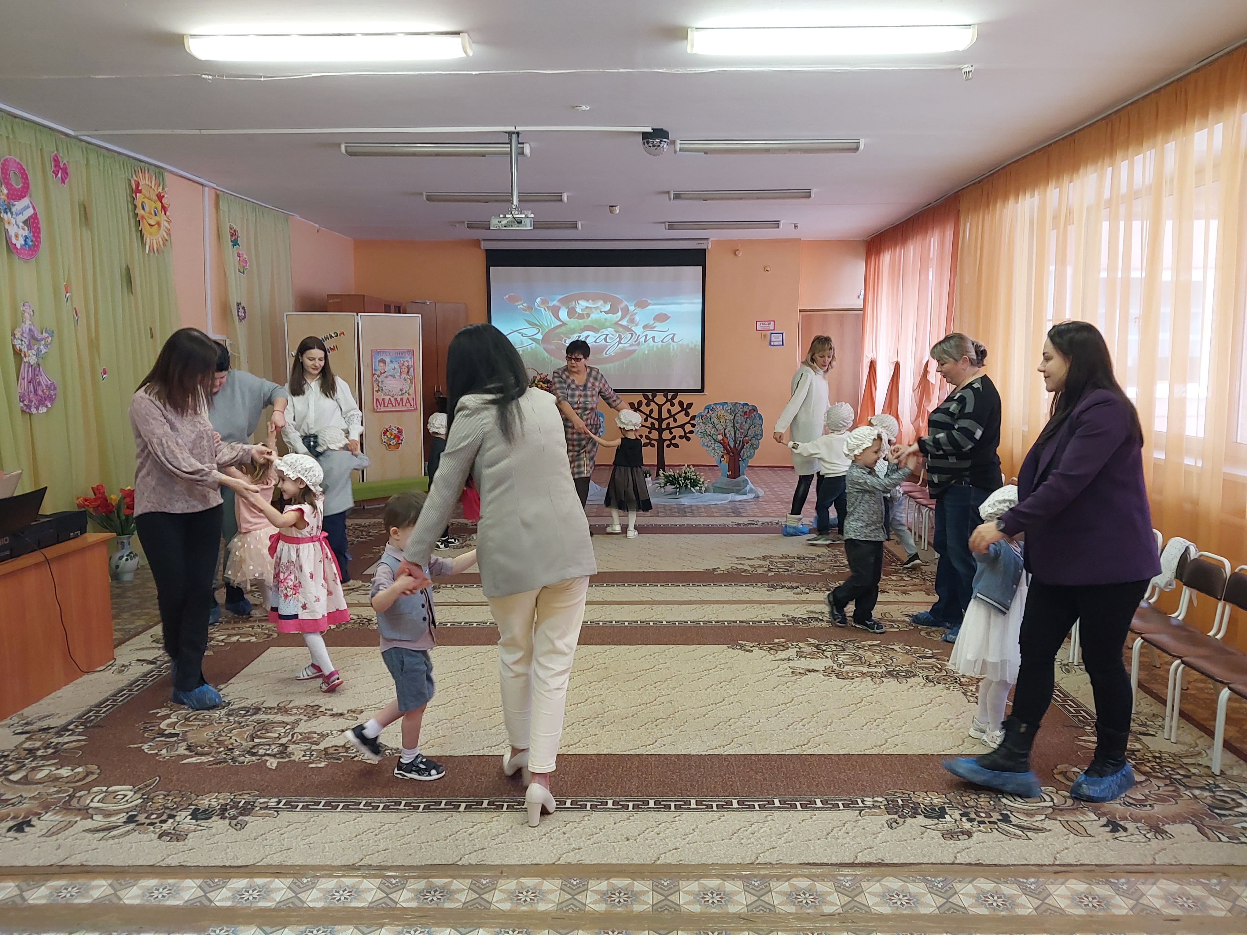 Утренник «Лялечки», посвященный празднованию 8 марта.