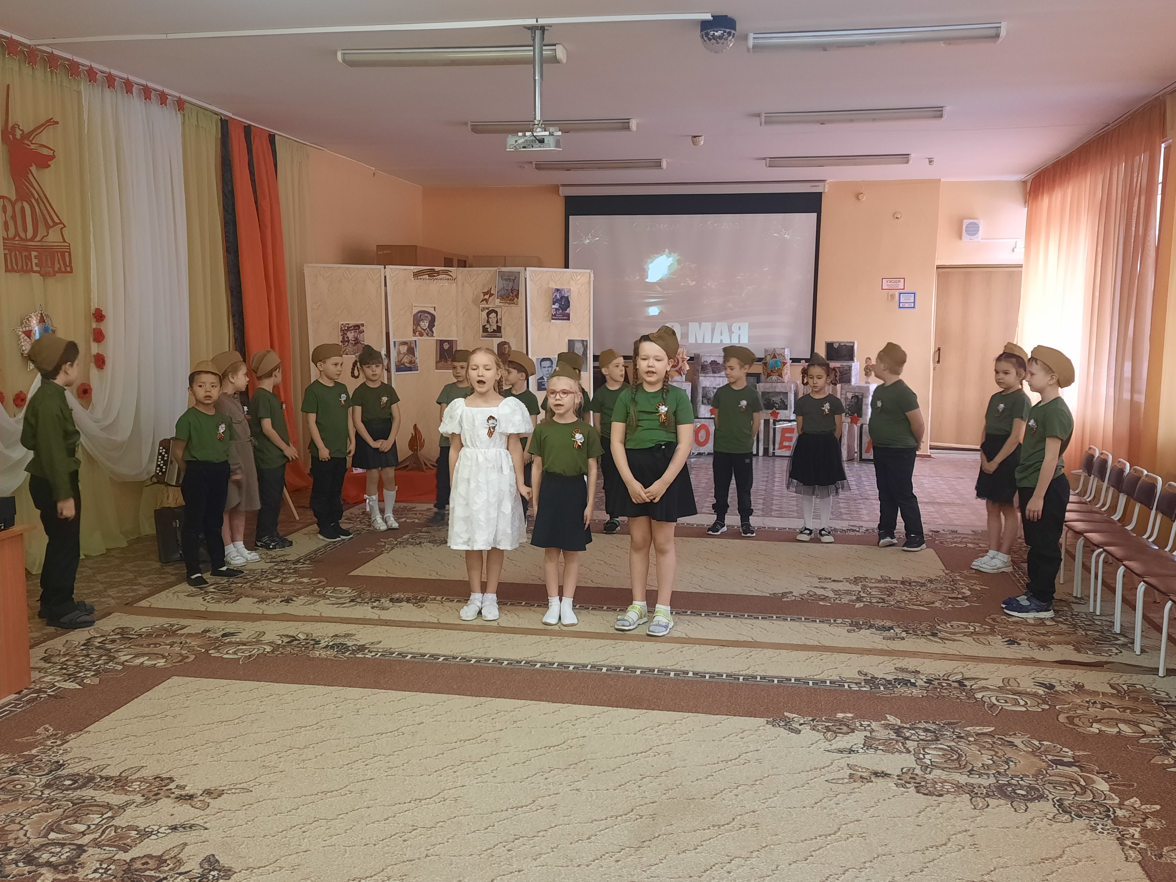 Тематическое мероприятие « Войны священные страницы навеки в памяти людской», возложение цветов к стелле Тульского рабочего полка.