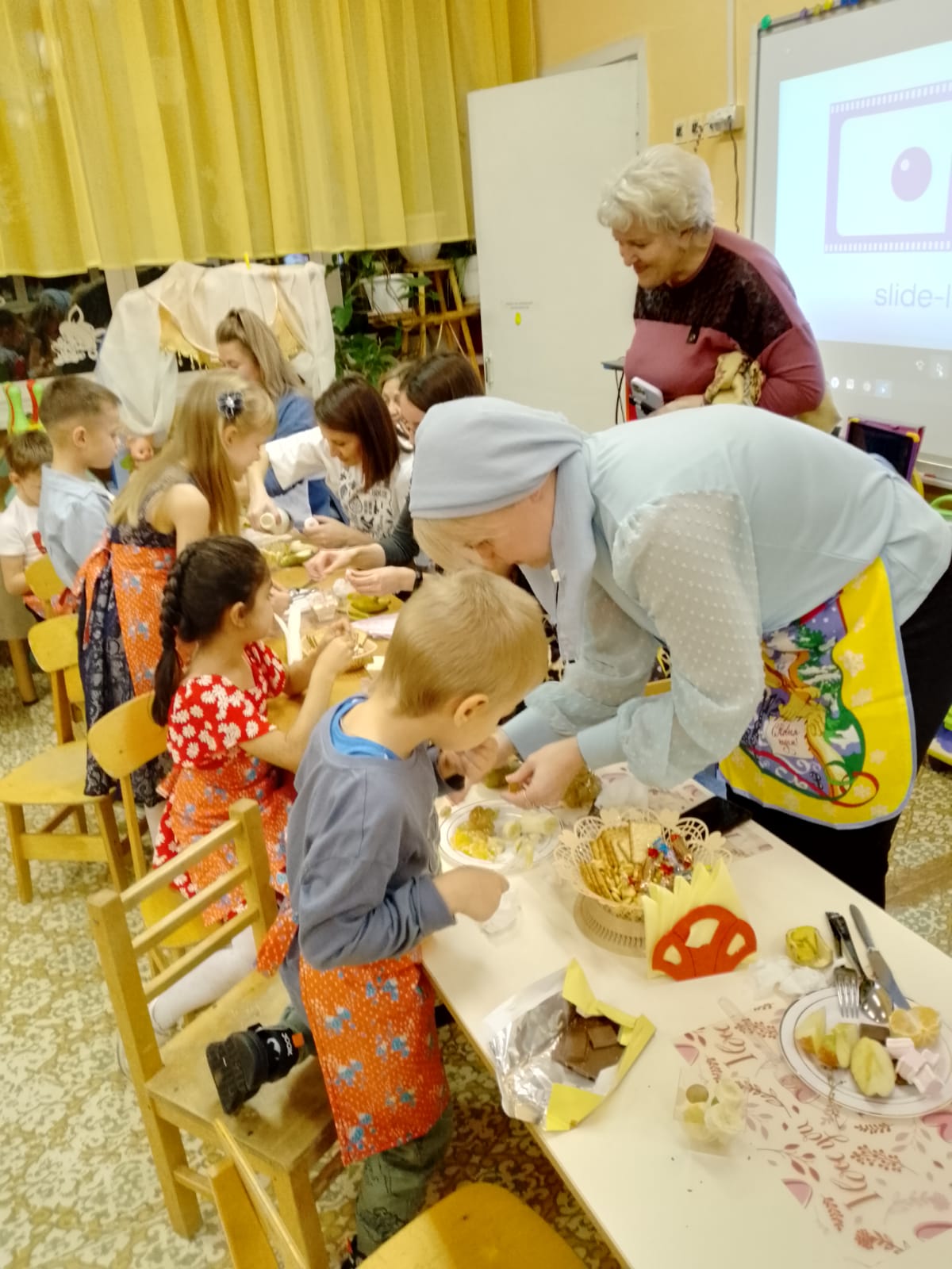 Семейный вечер «Кулинарный шедевр», посвященный празднованию Дня матери в России.