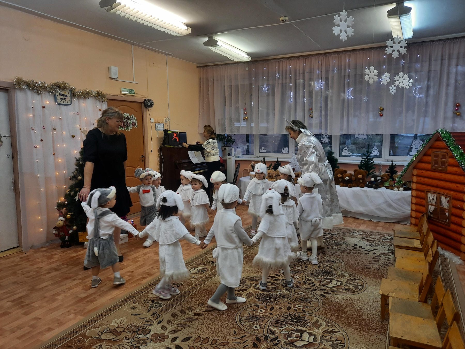 Новогодний утренник «Маленькие з-айки».