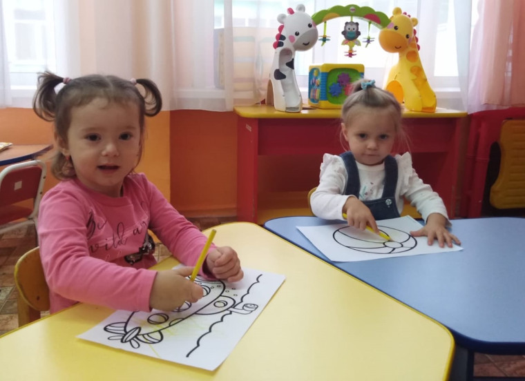 Дети любят рисовать.