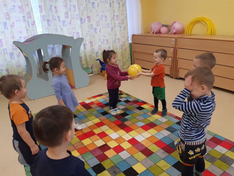 Колобок катится по дорожке.