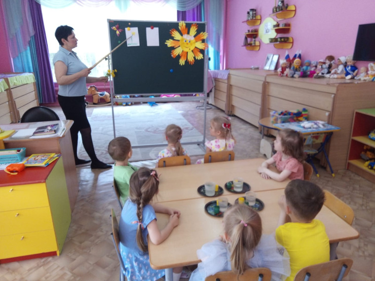 Одуванчики в траве.