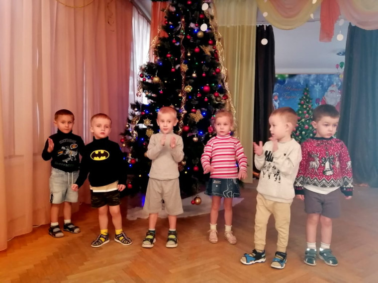 Прощание с елочкой.