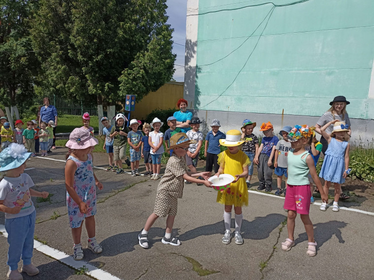 Праздник летних шляп и панамок.