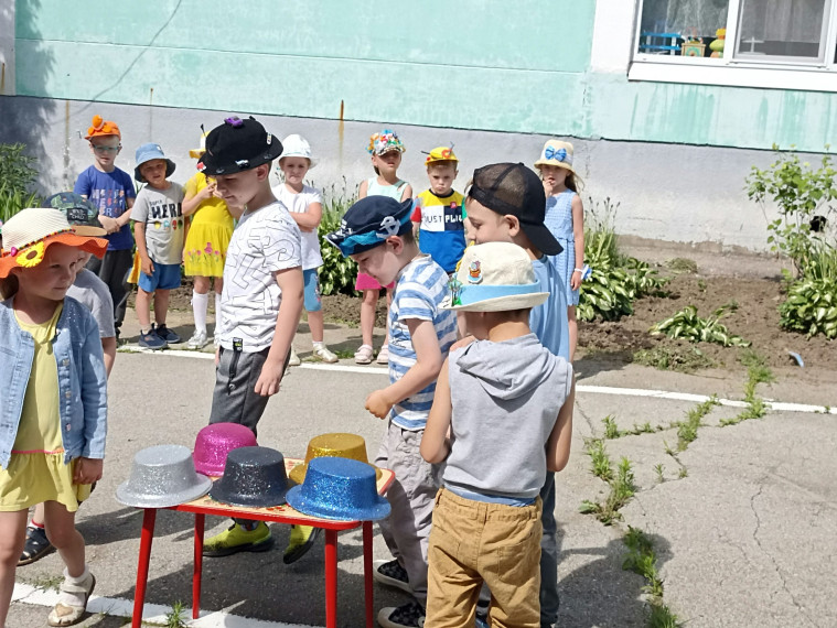 Праздник летних шляп и панамок.